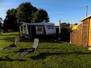 Bild 2: Wohnwagen "Nordlicht" mit geräumigem Vorzelt in ländlicher Lage