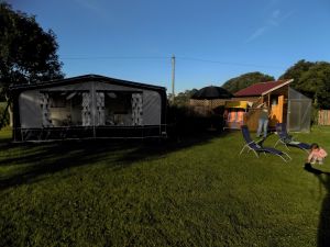 Bild 1: Wohnwagen "Nordlicht" mit geräumigem Vorzelt in ländlicher Lage