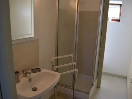 Badezimmer mit Dusche