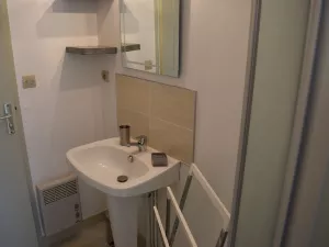 Badezimmer mit Dusche