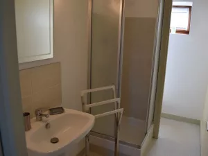 Badezimmer mit Dusche