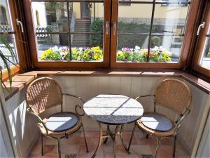 verglaster Balkon in dem Sie auch bei Regen gemütliche Stunden verbringen können