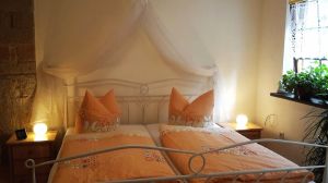 Schlafzimmer mit Doppelbett