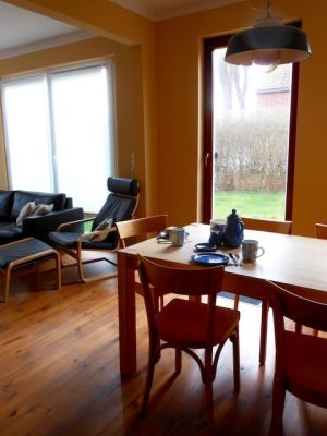 Blick vom Esszimmer auf die überdachte Terrasse und in das offene Wohnzimmer