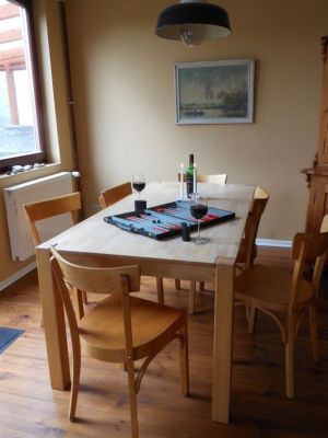 ein großer Holztisch lädt für bis zu 6 Personen zum Essen ein