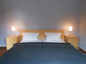 Schlafzimmer 1 Dieses Schlafzimmer verfügt über ein großes Doppelbett (180 x 200), einen Kleiderschrank und liegt direkt rechts neben dem … Hausflur