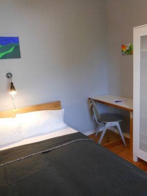 Schlafzimmer 2 das zweite Schlafzimmer verfügt ebenfalls über ein Doppelbett (140 x 200), einen kleinen Schreibtisch und einen Kleiderschrank … mit Spiegeltür und liegt neben der Küche