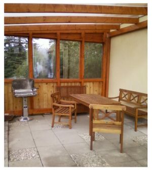 eine überdachte und geschützte Terrasse mit direktem Gartenzugang lädt zum Grillen ein