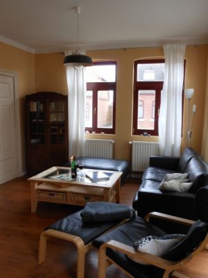 Wohnzimmer unser Wohnzimmer verfügt über eine Ledercouch, einen großen Ledersitz und einen Ledersessel mit Fußbänkchen