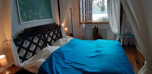 das Schlafzimmer mit Doppelbett