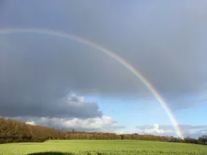 Nach einem Regenschauer zeigt sich oft ein Regenbogen auf der Ostseite.