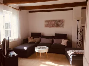 Gemütliche Couch, die zum Relaxen und Abschalten einlädt.