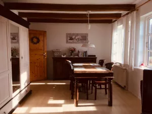 Der ca. 25 m2 große Wohnraum ist in Ess- und Couchecke aufgeteilt.