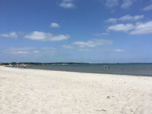 Mit ca. 12 Autominuten ist man am Hundestrand in Haffkrug. Aufgenommen im Mai 2023.