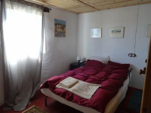 Doppelbett und Duschbad