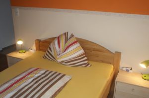 Das breite Bett ist auch zu zweit noch bequem.