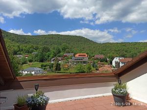 Die Terrasse liegt auf der Südwest-Seite des Hauses.