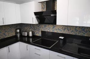 Küchenzeile mit Spülmaschine und Backofen