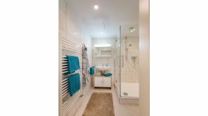 Badezimmer voll ausgestattet