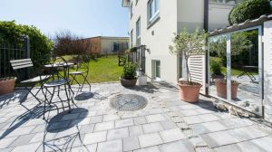 Die Terrasse lädt zum Entspannen und Verweilen ein. Der dazugehörige Gartenanteil kann zum Entspannen genutzt werden.