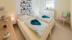 Schlafzimmer Schlafzimmer mit zwei Einzelbetten (je 90 cm * 200 cm).
Der Wohnbereich verfügt darüber hinaus über eine ausklappbare Schlafcouch (140 cm * 200 cm)