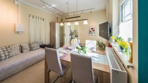 Die Wohnung wurde 2019 komplett renoviert. Seid Sommer gibt es eine großzügige Terrasse mit Gartenanteil und seperatem Eingang.