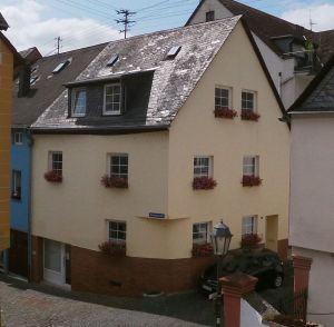 Außenansicht mit Eingangstür in der Würzgartenstraße (ganz rechts)