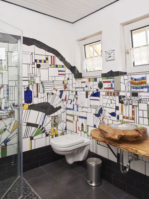 Ebenerdige Dusche mit beheiztem Spiegel und Handtuchhalter, Fön, Bademäntel, Handtücher, Kleenex, Duschlotion und Shampoo