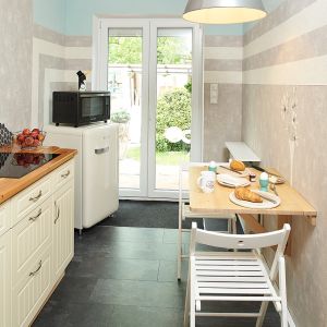 Küche Mit Einbaumöbel wie Spülmaschine, Induktionsherd,Kühlschrank mit Gefirerfach, Backofen, Mikrowelle, Wasserkocher, Kaffeemaschine, Smootieh Maker und ausklappbaren Tisch für 2 Persoen.