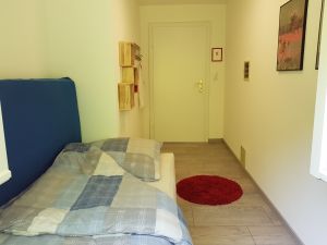 Das Bett kann bei bedarf zu einem Doppelbett umgebaut (90*200 oder 180*200)