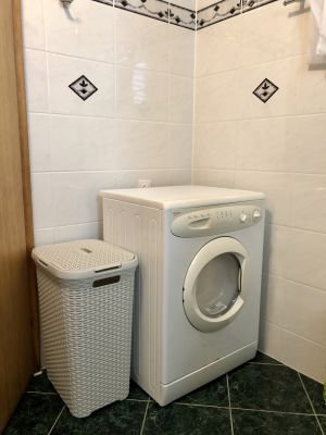 Waschmaschine mit Wäschekorb