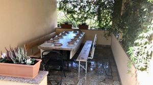 Überdachtes Häuschen mit Sitzmöglichkeiten zum Grillen