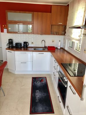 Küche mit Wasserkocher, Toaster, Kaffeemaschine sowie Spülmaschine und 2 Kühlschränken