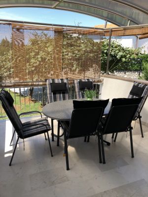 Große überdachte Terrasse mit Sitzmöglichkeiten