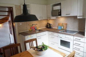 Große Küche mit Ceran-Umluftherd, Spülmaschine, Mikrowelle, Kühlschrank