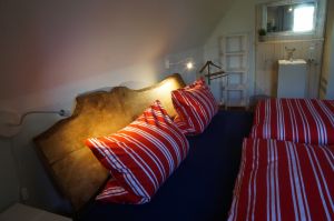 Großes Doppelzimmer mit Designer-Waschbecken (Philippe Starck)