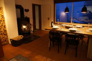 Kaminofen und schönes Panoramafenster sorgen für eindrucksvolle Abende mit Sonnenuntergang