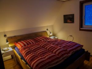 Das kleine Doppelzimmer ebenfalls mit handgefertigtem Eichenbett