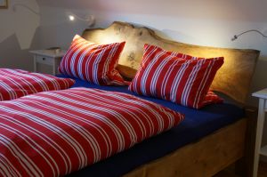 Das 2x2m große Eichenbett ist ein Einzelstück, handgefertigt und mit sehr guten Matratzen ausgestattet