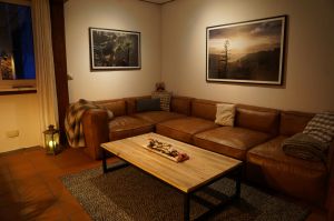 Das große Ecksofa bietet Platz für alle