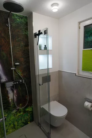 Modernes Tagelichtbad mit Dusche, WC, Waschbecken