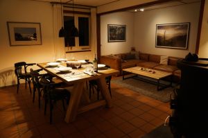 Großer massiver Eichentisch, bequeme Stühle für lange Abende mit Ihren Liebsten