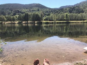 Am ende von Rue de Morbieux, am andere Seite des Bergs liegt Saulxures sur Mosellotte wo mann sehr schön Baden kann, so auch mit kleine Kinder weil es ein tolles Sandstrand hat mit schön klares Wasser.