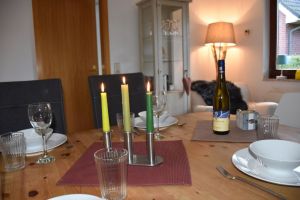 Unser schönes Esszimmer mit gemütlicher Leseecke hat Platz für bis zu 6 Personen
