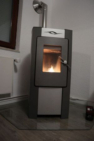 Der Pellet-Ofen ist leicht zu bedienen und spendet behagliche Wärme.