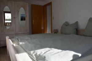 Schlafzimmer mit Doppelbett, Größe 1,80 m x 2,00 m, mit großem Kleiderschrank.