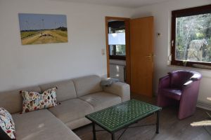 Unser schönes, helles Wohnzimmer mit Eckcouch und zwei Ledersesseln. Dort kann man den Pelletofen anmachen, Fernsehen, Spiele spielen, ....