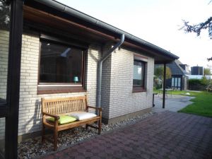 Sitzbank, seitlich am Haus mit Blick in den hinteren Garten
