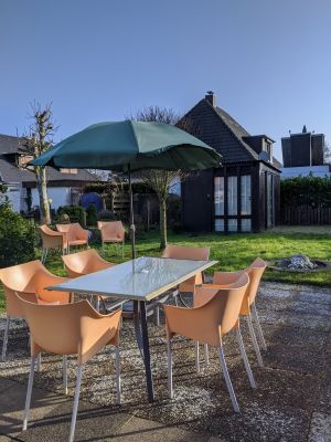 Schöne Sitzecke im Garten, sonnig und windgeschützt