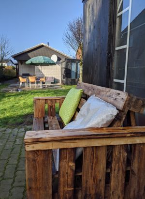 Windgeschützt und bequem: Bank im Garten